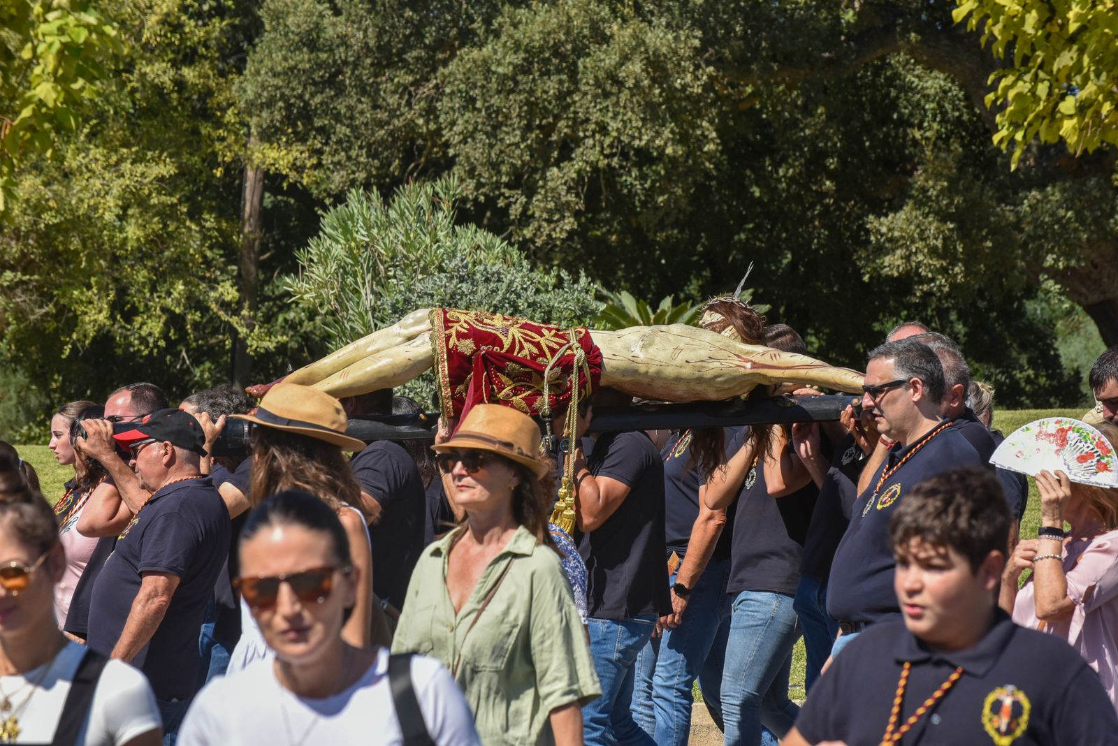 La procesión del Cristo de la Almoraima, en imágenes