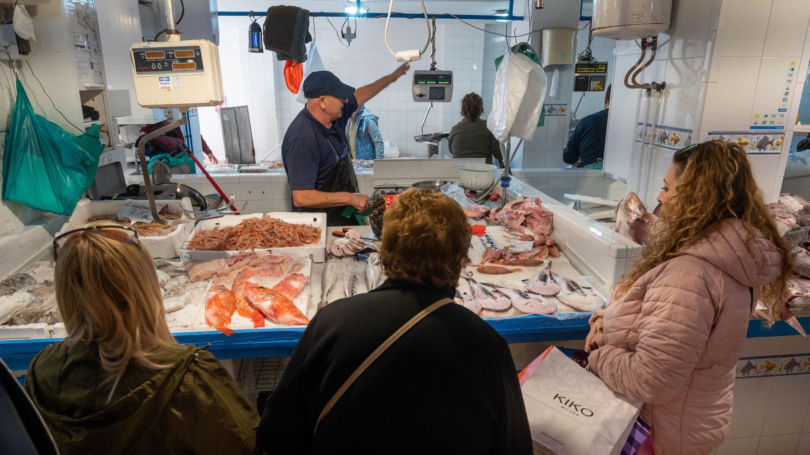 De compras para las cenas de Navidad en el mercado Ingeniero Torroja