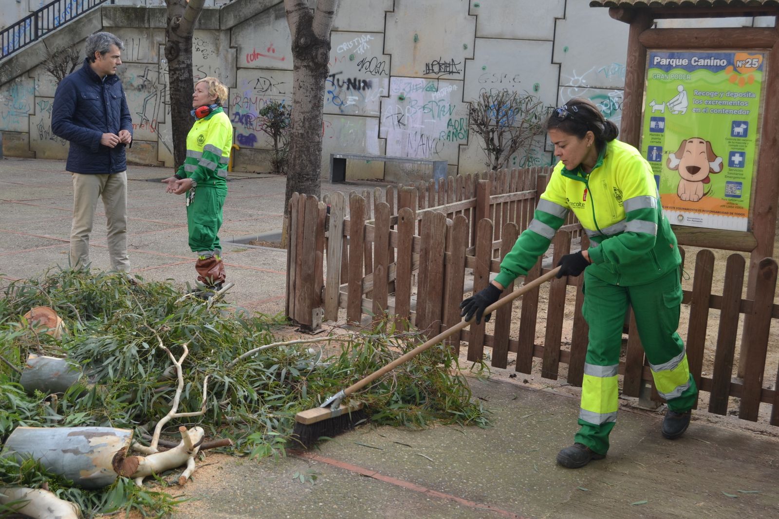 Fran Romero con las dos nuevas operarias del servicio de Parques y Jardines