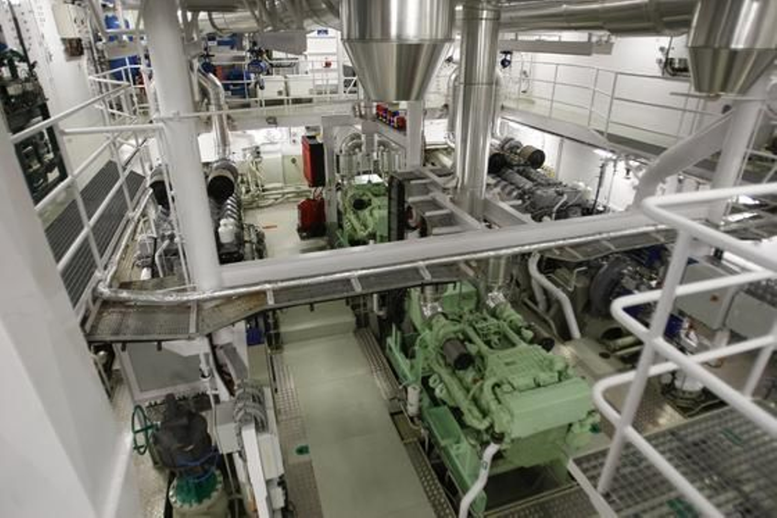 El vicepresidente primero del Gobierno y ministro del Interior, Alfredo Pérez Rubalcaba, ha presentado la patrullera 'Río Segura' "buque insignia" del Servicio Marítimo de la Guardia Civil./José Braza

Foto: Jos?raza