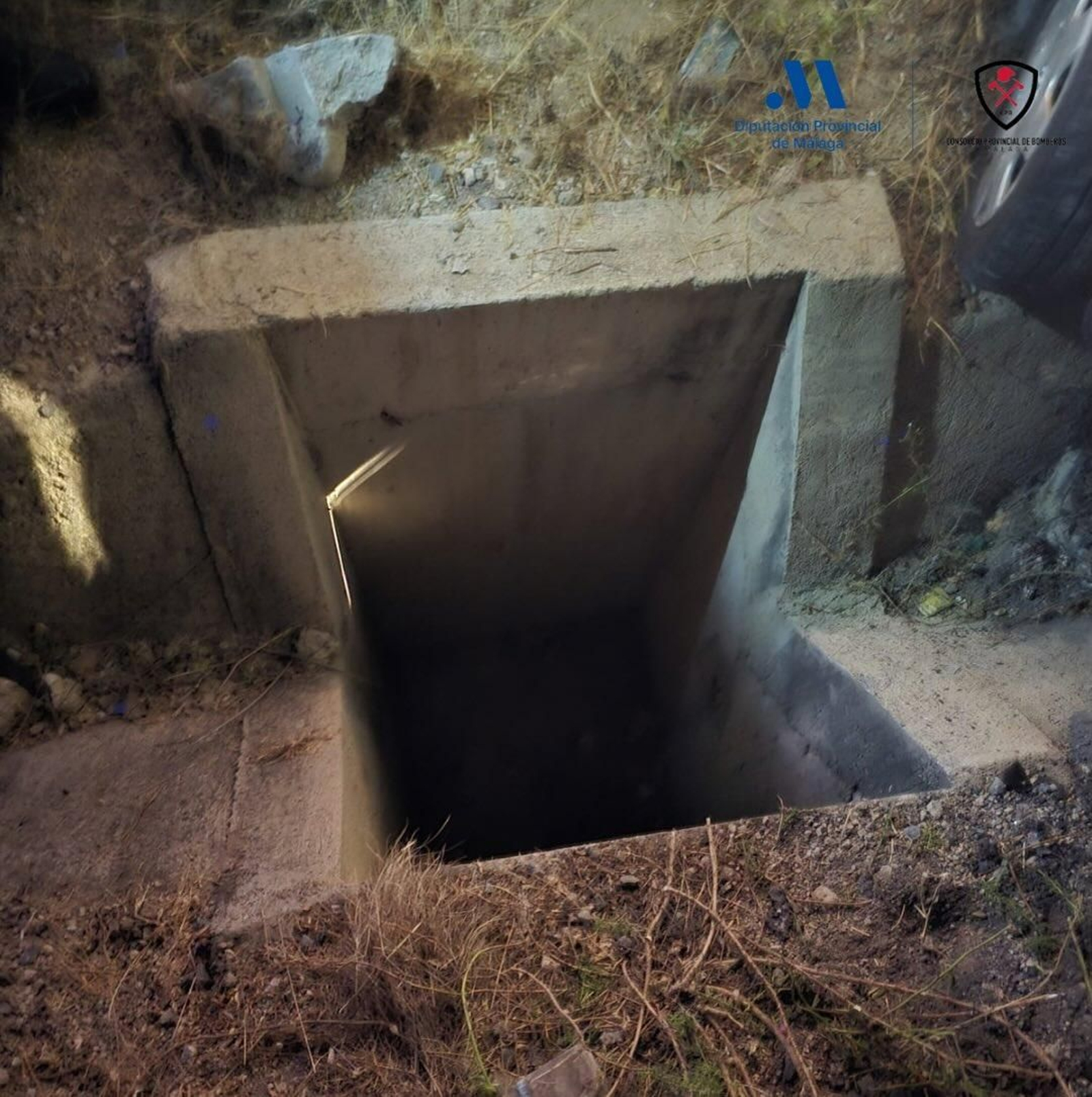 La arqueta por la que cayó un conductor en Teba