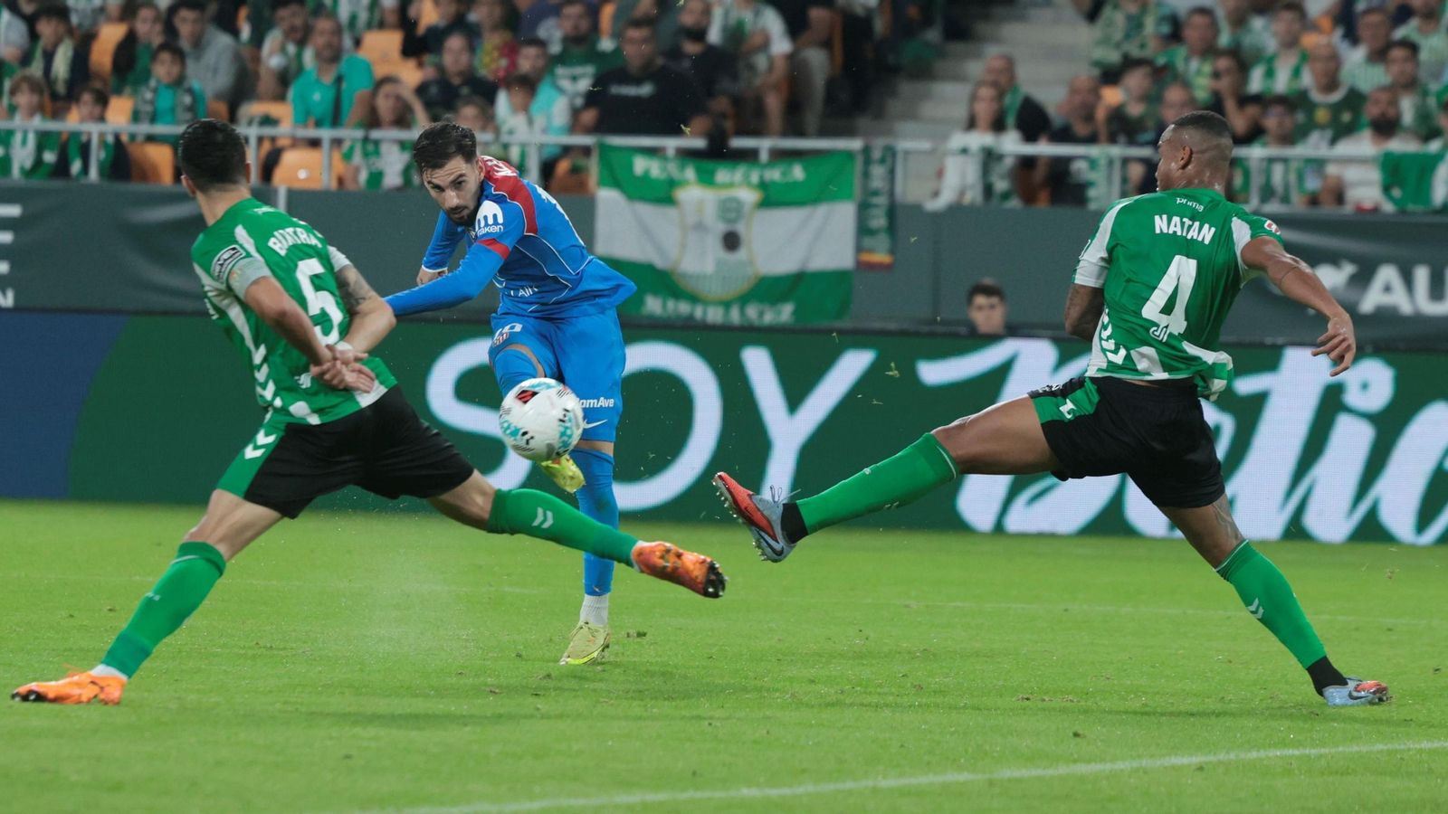 Marc Bartra y Natan tratan de parar, sin éxito, el lanzamiento de Baena.