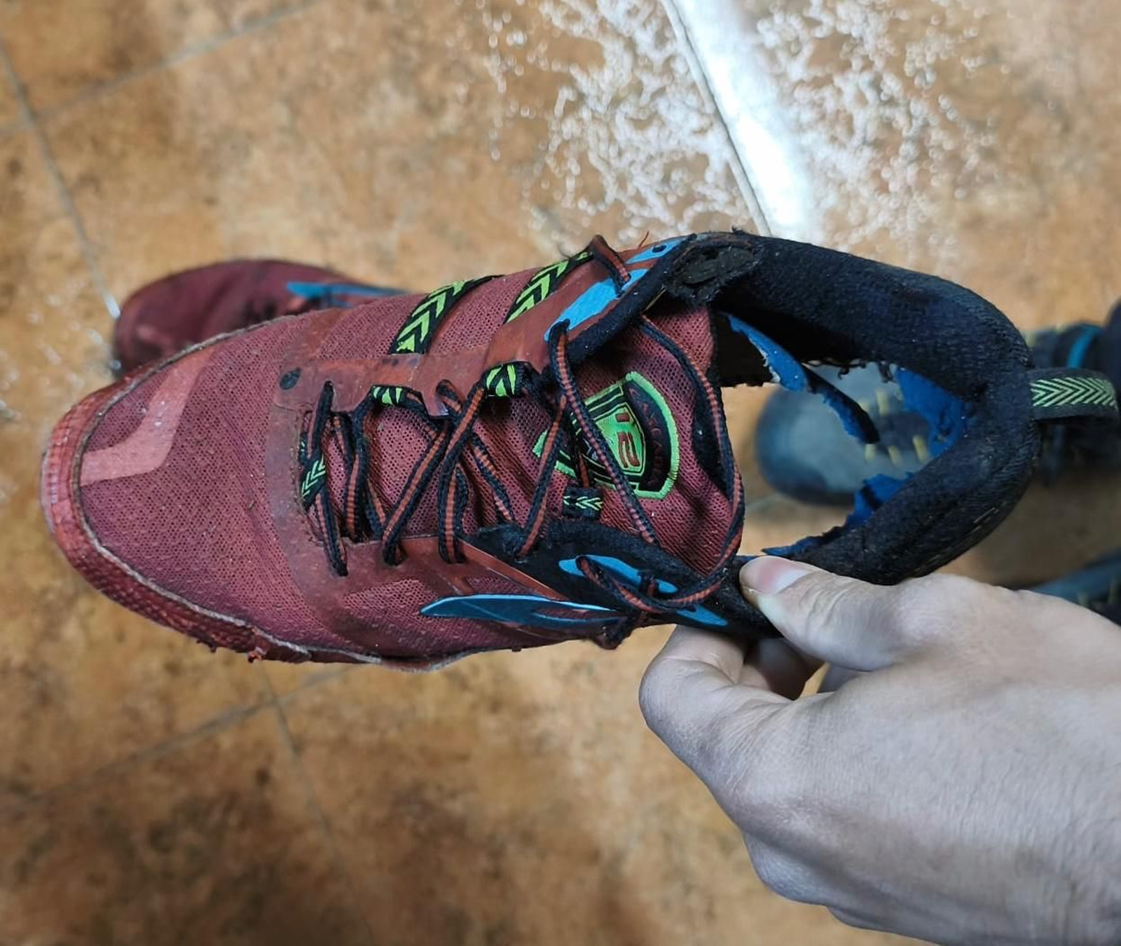 El calzado de uno de los jóvenes había quedado sin suela.