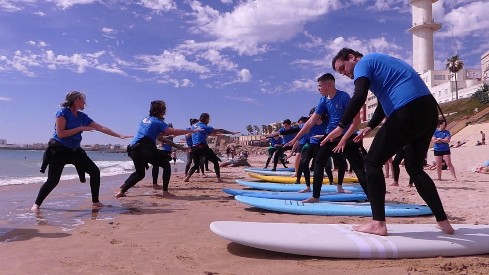 Una de las sesiones de SoloSurf en la playa de Santa María del Mar.