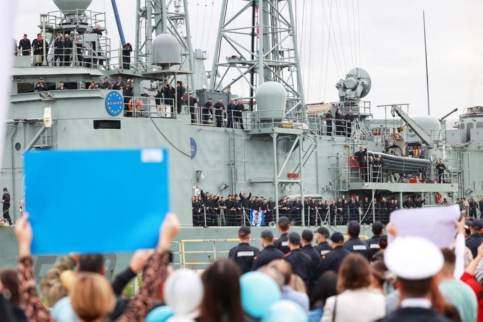 Muchas familias esperan en Rota la llegada de la fragata 'Numancia'.
