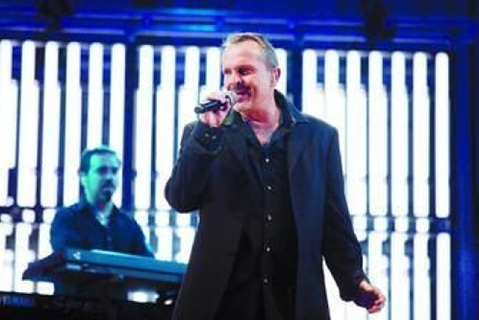 Miguel Bosé, en un momento del concierto ofrecido el  jueves ante 12.000 personas en el Auditorio Municipal.