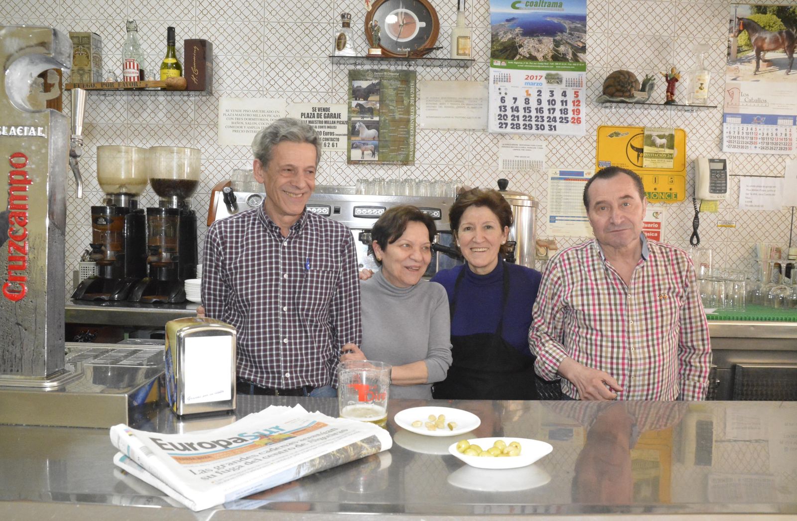 Los dueños del bar José Medina, María del Carmen Romero, Rocío Medina y Cristóbal Barranco, ayer en el TDiré.