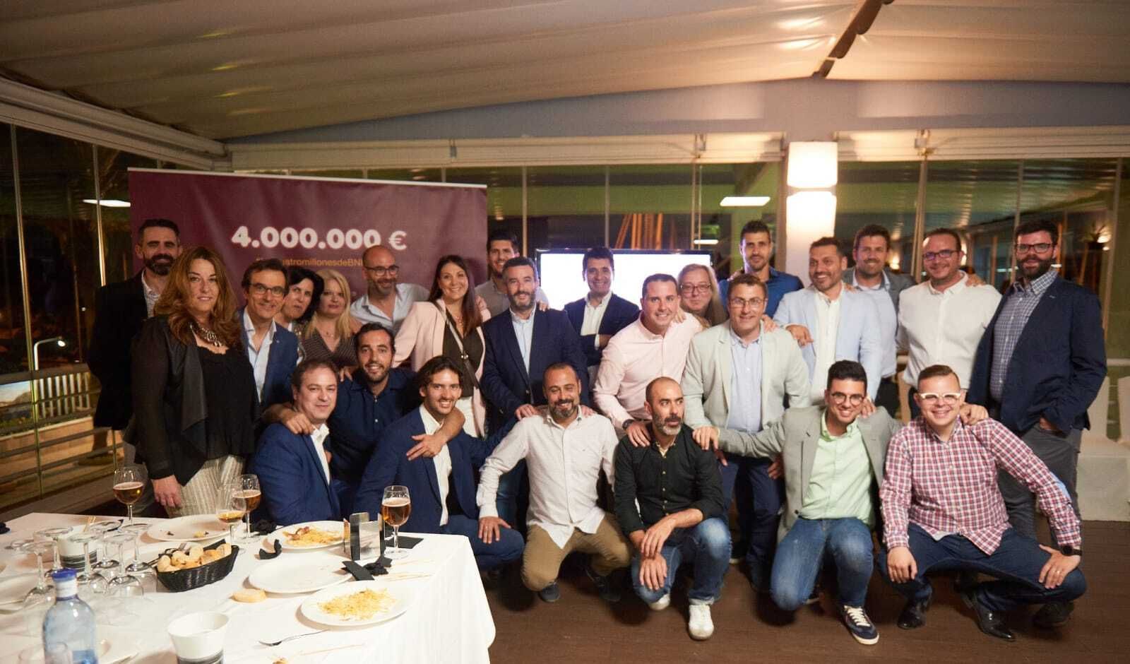 Foto de familia de uno de los dos grupos de empresarios que acuden semanalmente a las reuniones de BNI en Almería y colaboran en el proyecto