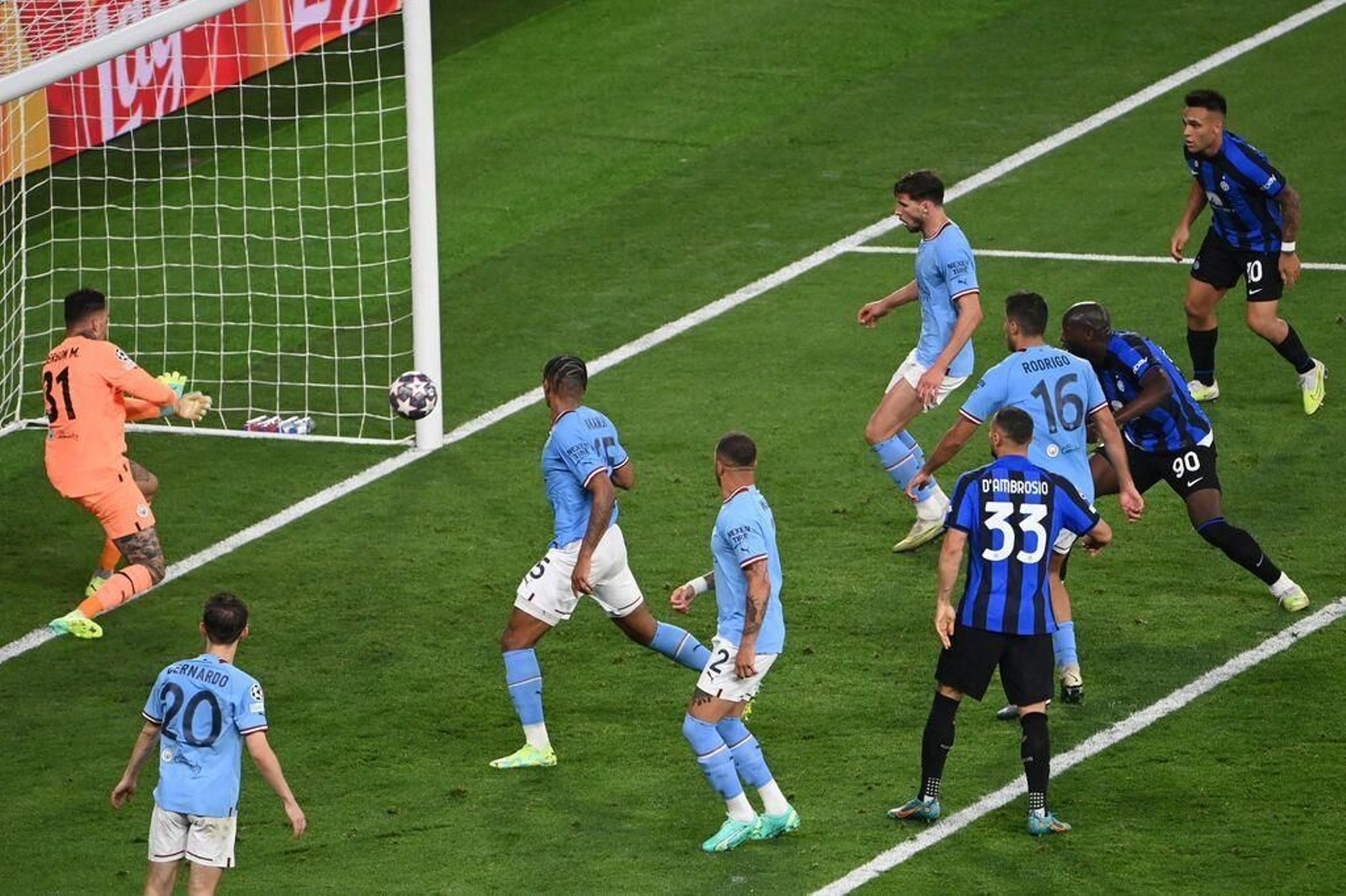 La gran ocasión de Lukaku, que estrelló su cabezazo en el pie de Ederson, durante el City-Inter.