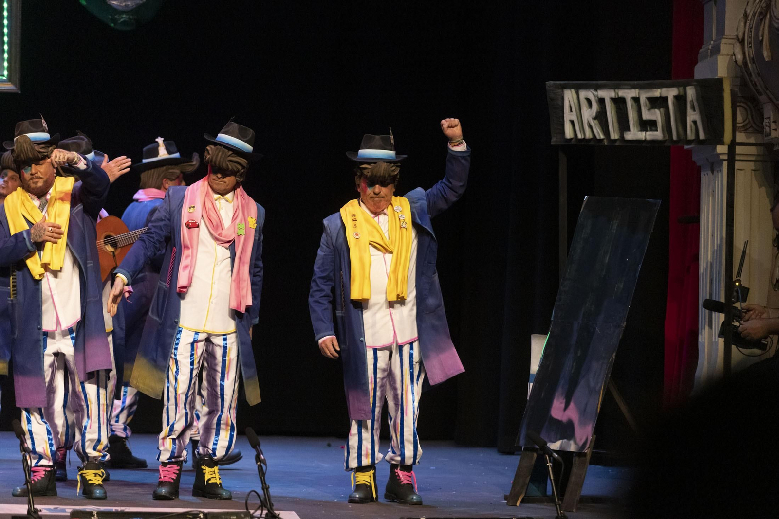 Imágenes de la actuación de la murga de Huelva 'Los derrotaos (Una comparsa reconvertía...)' en el Carnaval Colombino