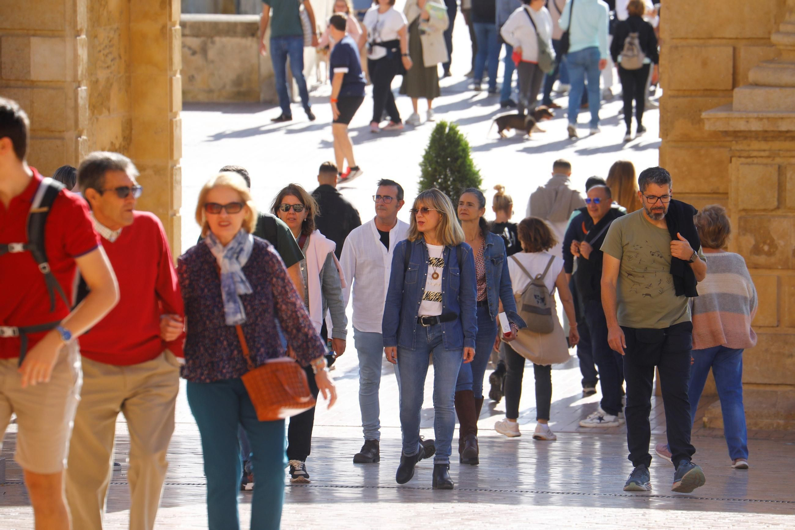 Las imágenes de Córdoba repleta de turistas en el Puente de los Santos