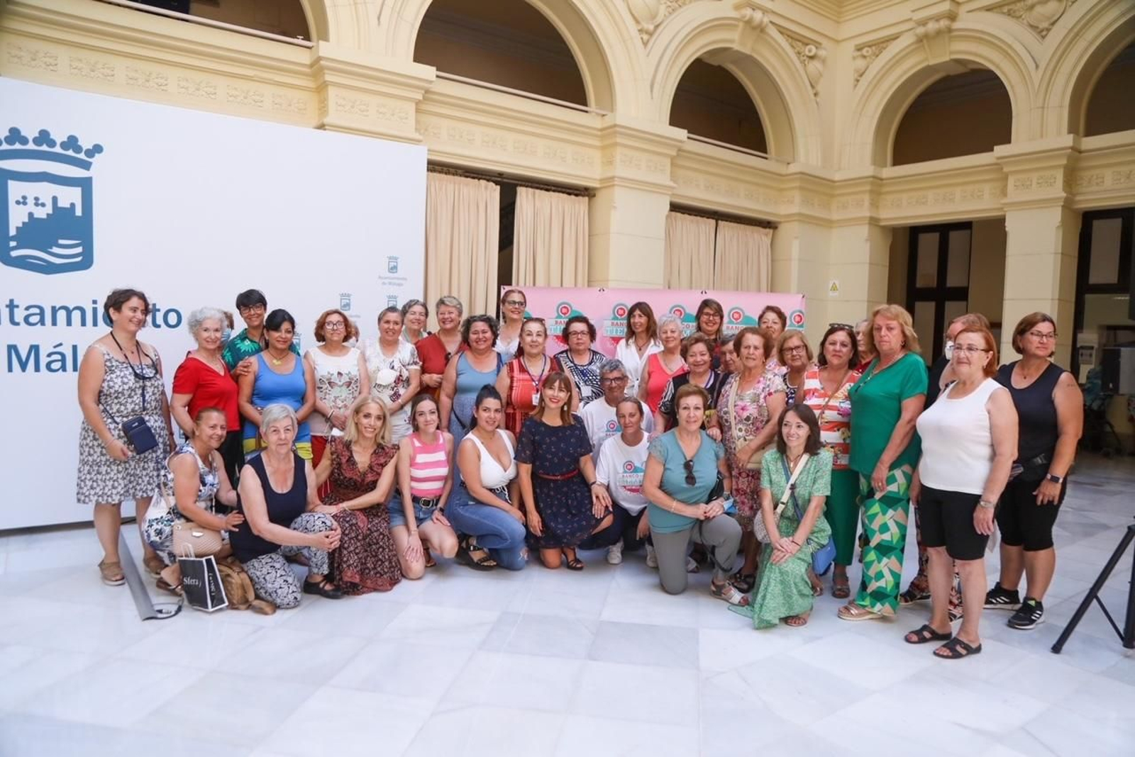 La concejala del Área de Participación Ciudadana, Ruth Sarabia, junto a las representantes de las asociaciones que participan en el programa La concejala del Área de Participación Ciudadana, Ruth Sarabia, junto a las representantes de las asociaciones que participan en el programa