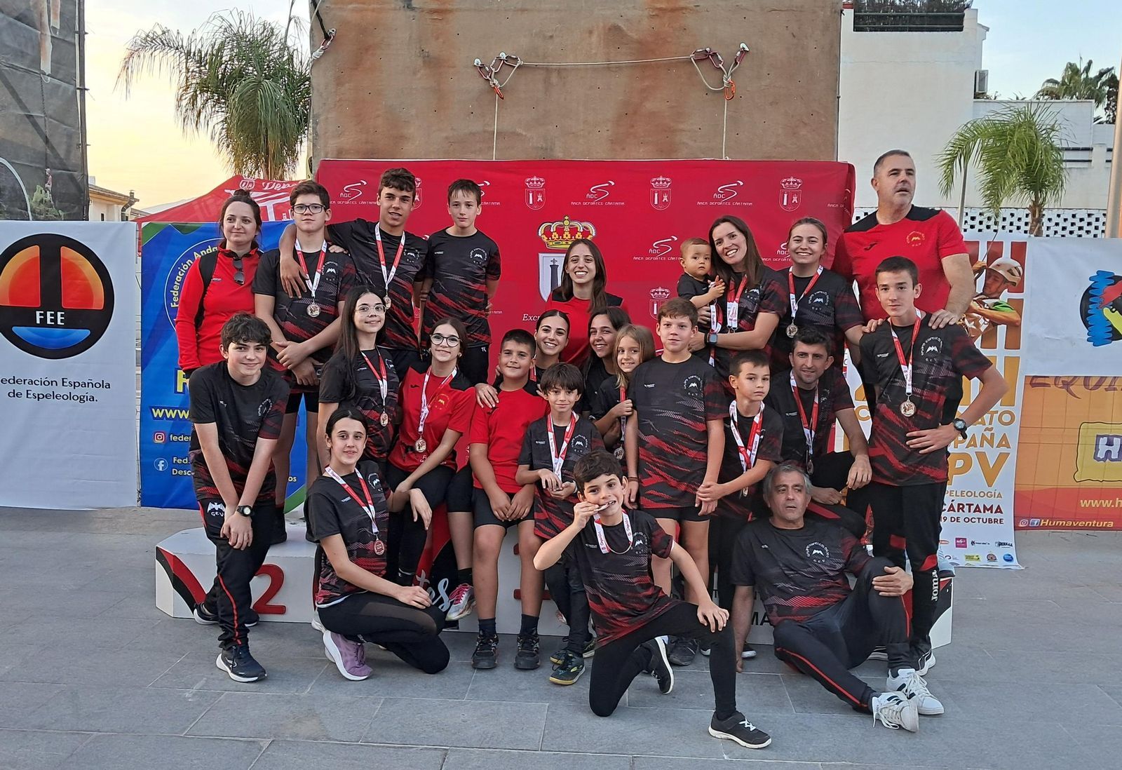 Foto de familia del club villacarrillense en uno de sus últimos campeonatos.