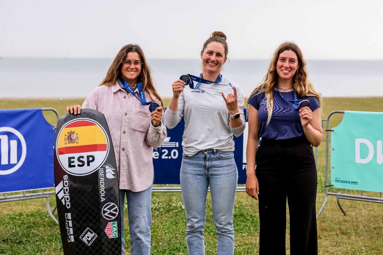 Gisela Pulido, con su plata en el podio.