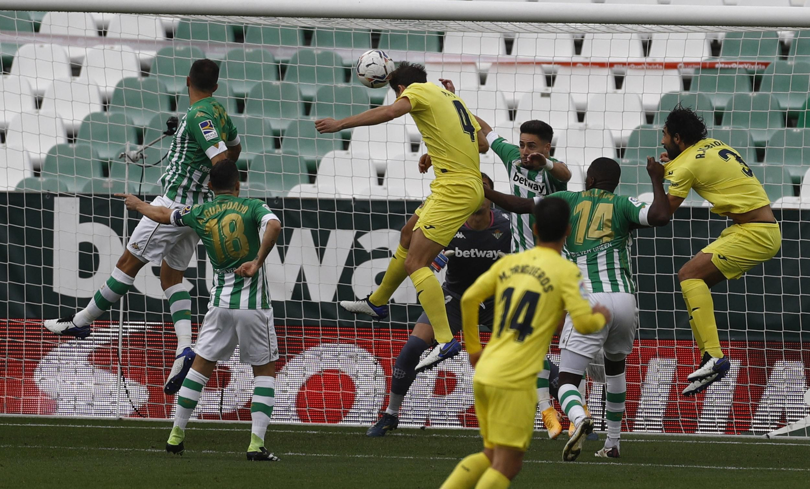 En el balón parado, el Betis sufre más: en la foto, el gol de Pau Torres.