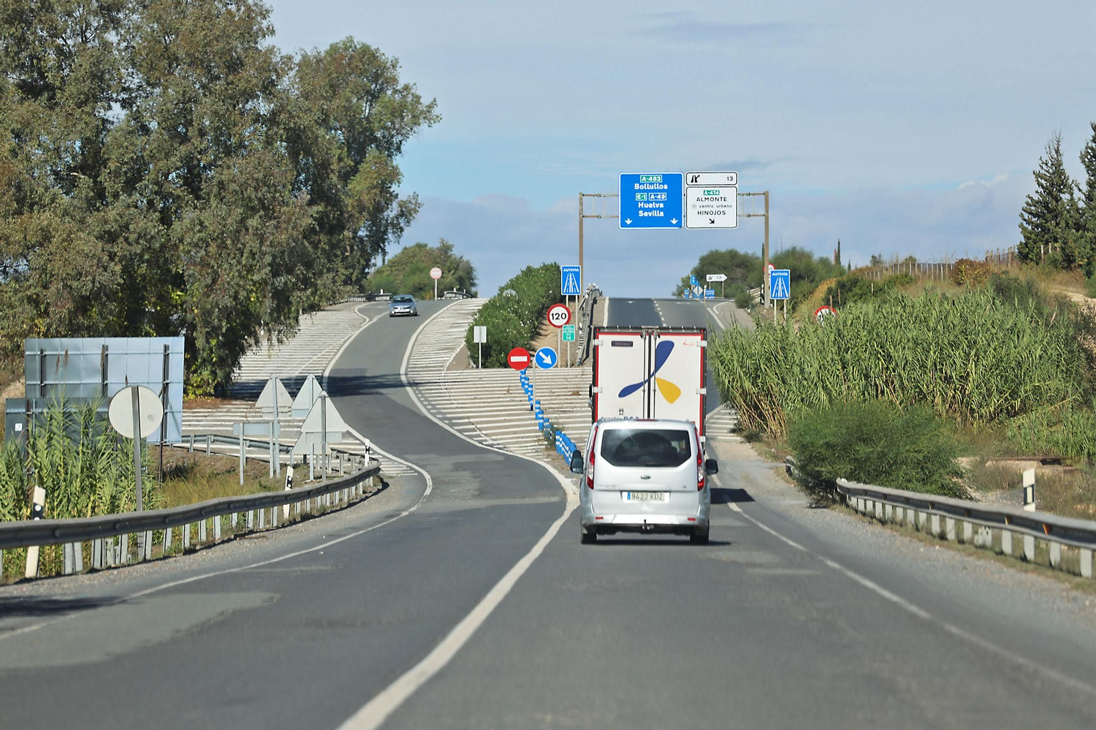 Imágenes del Comienzo de las obras del tercer carril en la A-483 entre Almonte y El Rocío