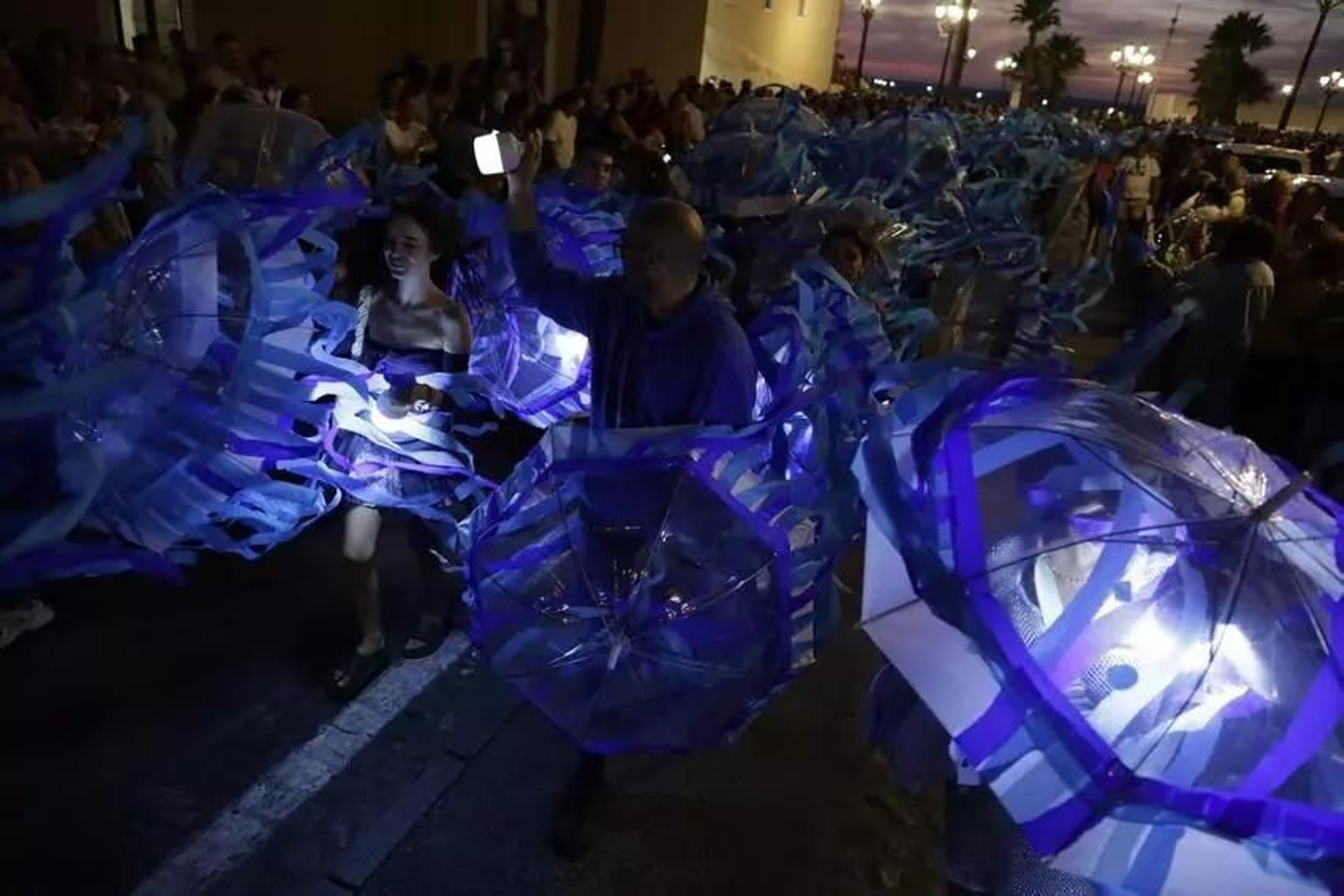 El pasacalles inaugural del Cádiz Fenicia por el Campo del Sur con el viento de levante. El pasacalles inaugural del Cádiz Fenicia por el Campo del Sur con el viento de levante.