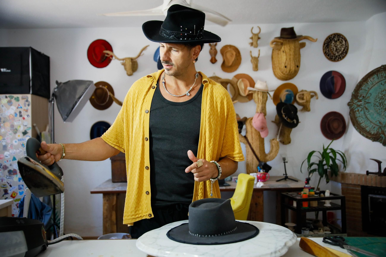 Imágenes del proceso creativo en sombreros de Alejandro Mateo
