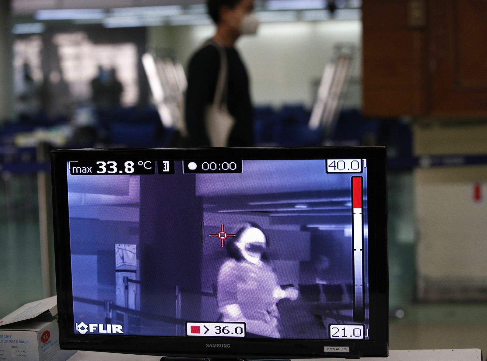 Controles térmicos por el coronavirus en el aeropuerto de Bangkok.