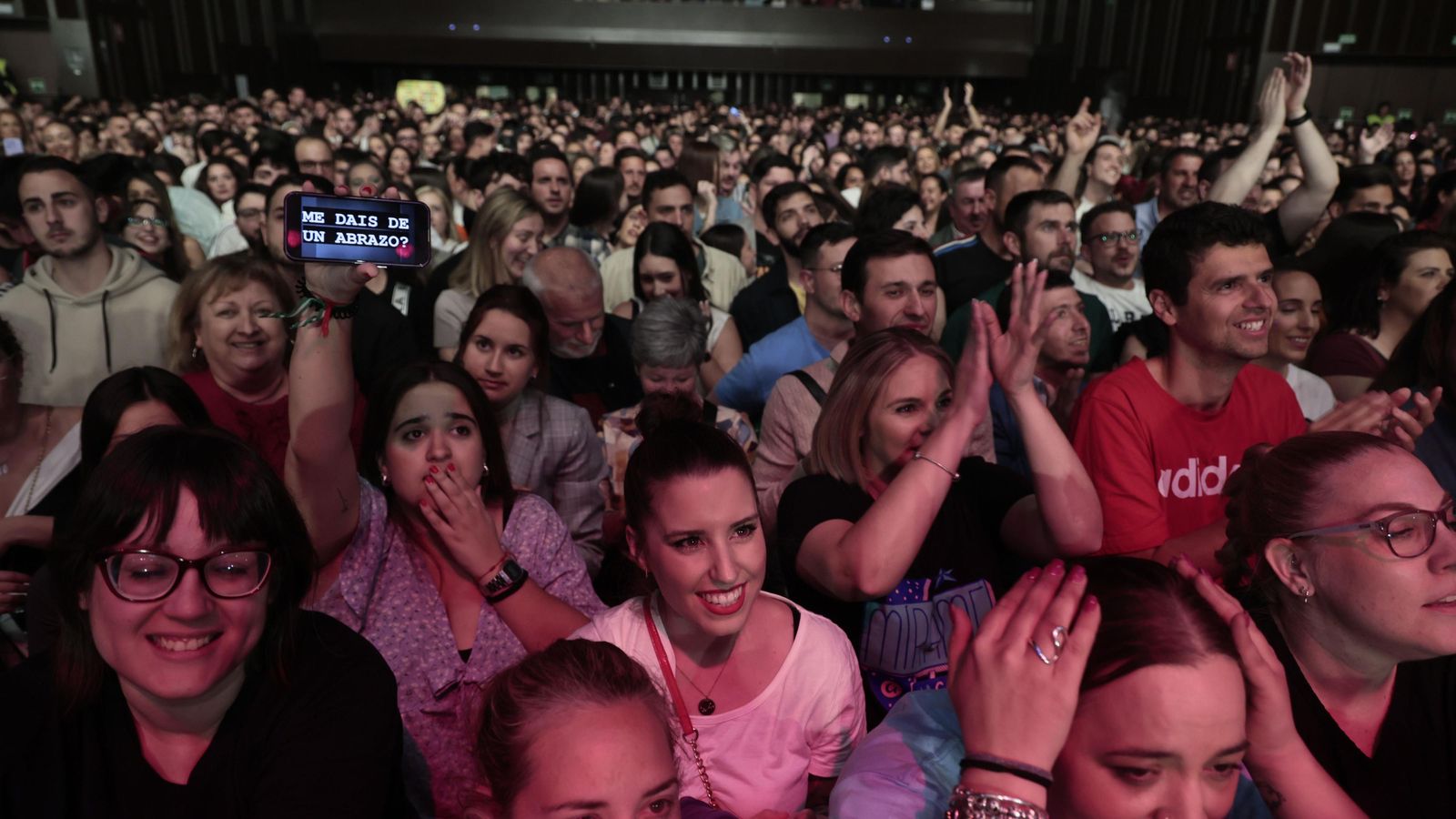 Unas 3.500 personas asistieron al primer día del doblete que los intérpretes ofrecen en Sevilla.