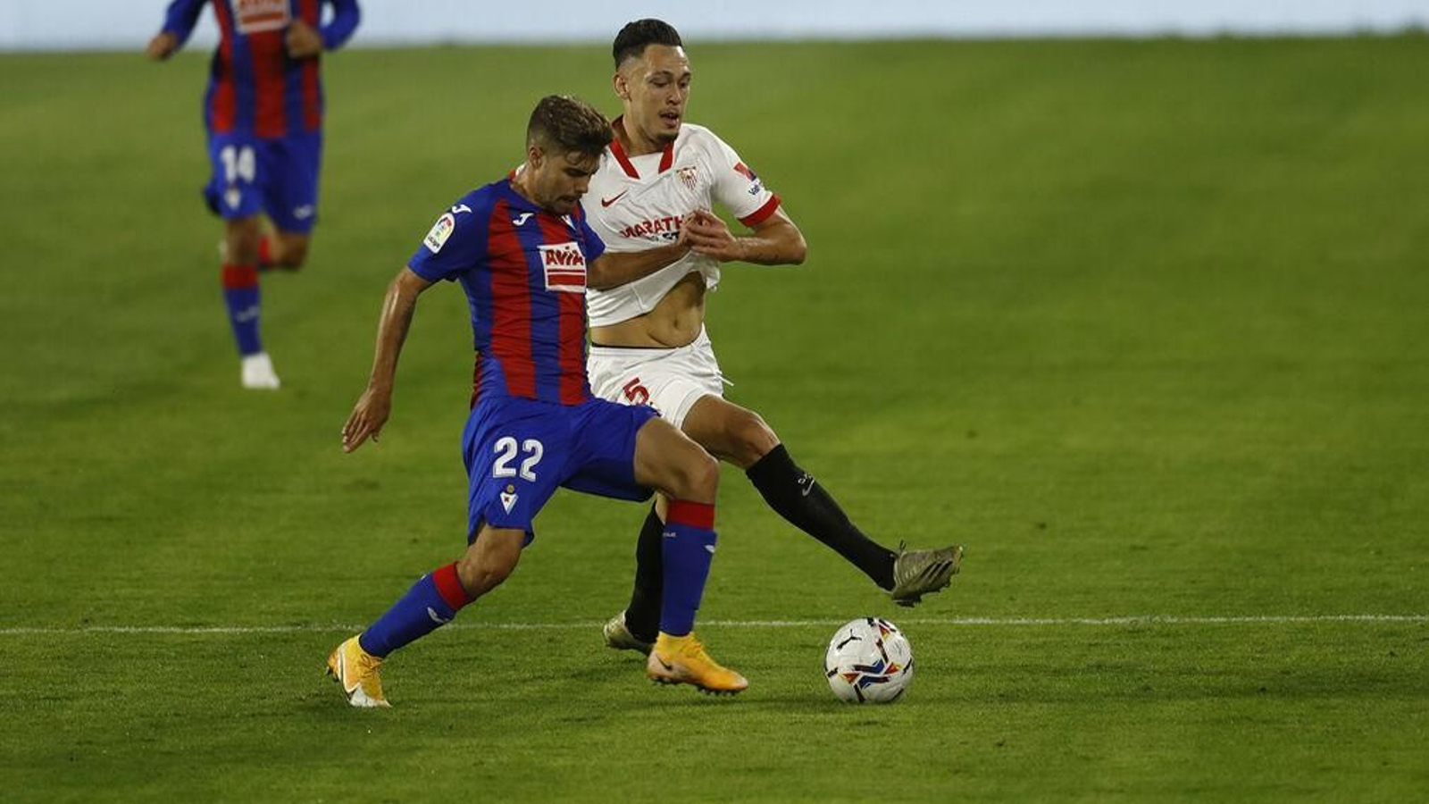 Ocampos, que jugó medio tiempo, pugna con Pozo en el Sevilla-Eibar.