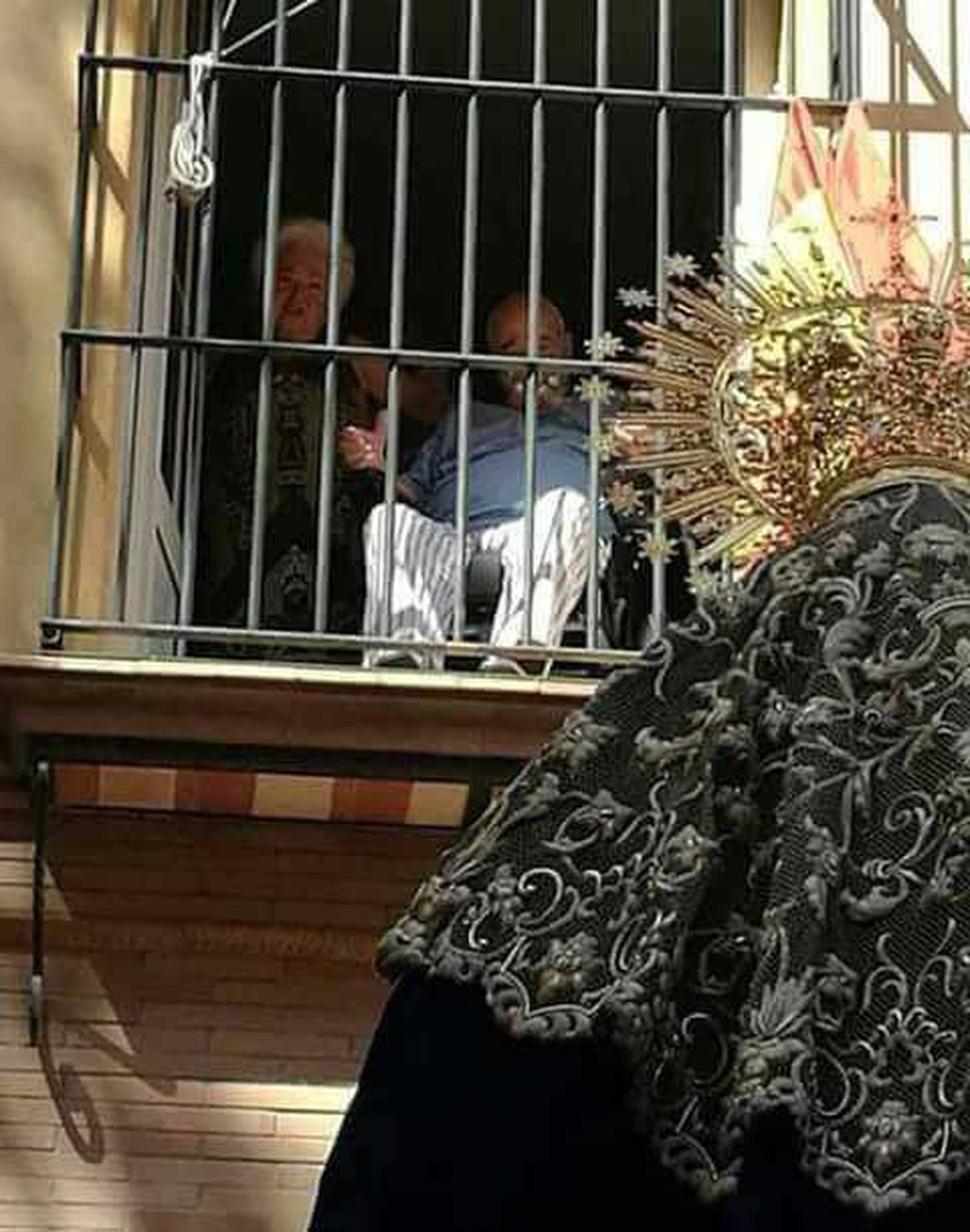 José Manuel Campos en su balcón contemplando a la Esperanza de Triana.