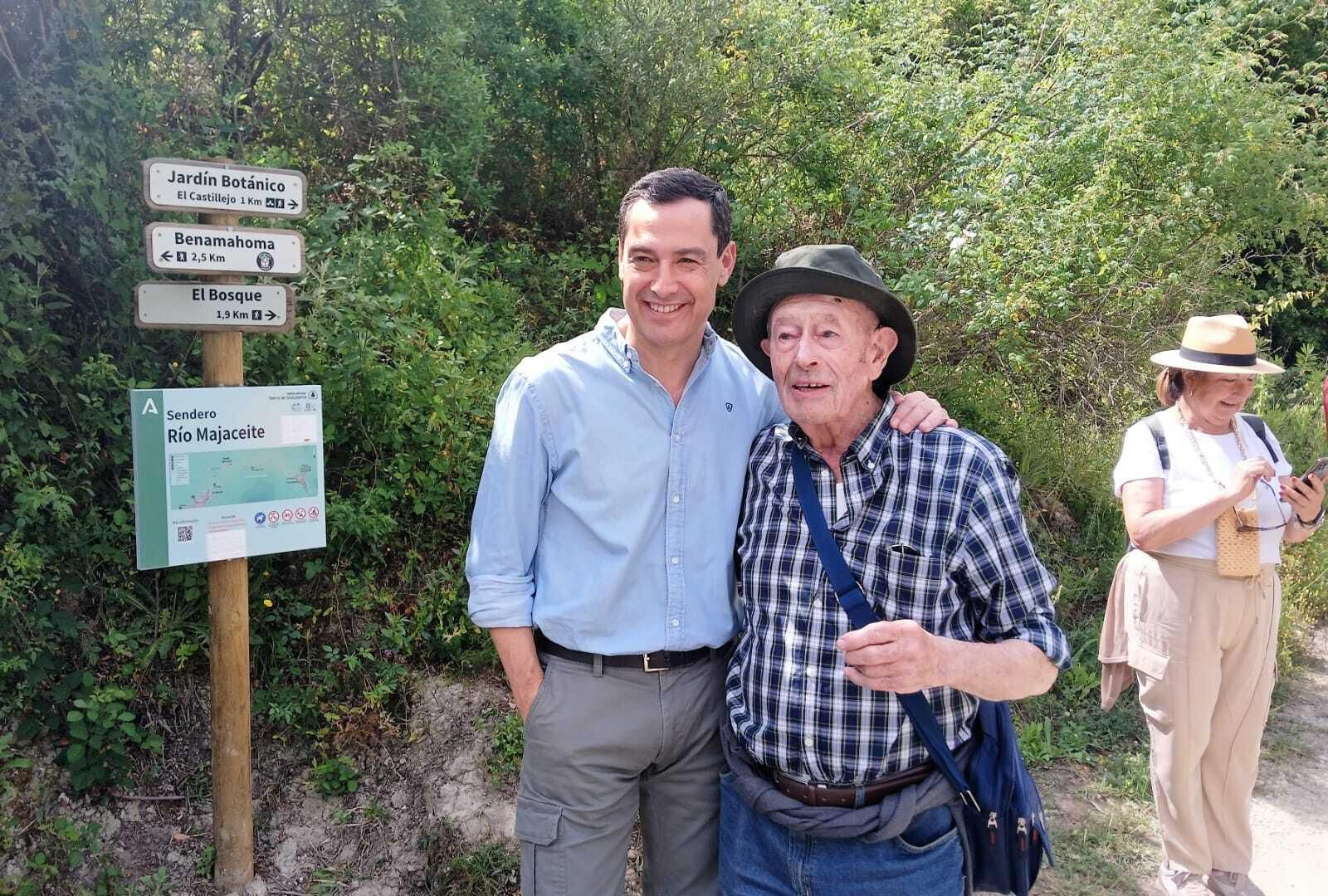 Juanma Moreno en el sendero del río Majaceite
