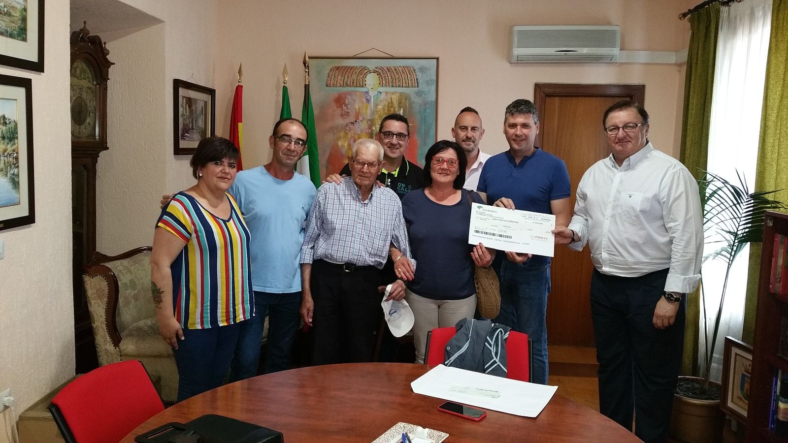 La familia Sierras Ledesma recoge el talón solidario.