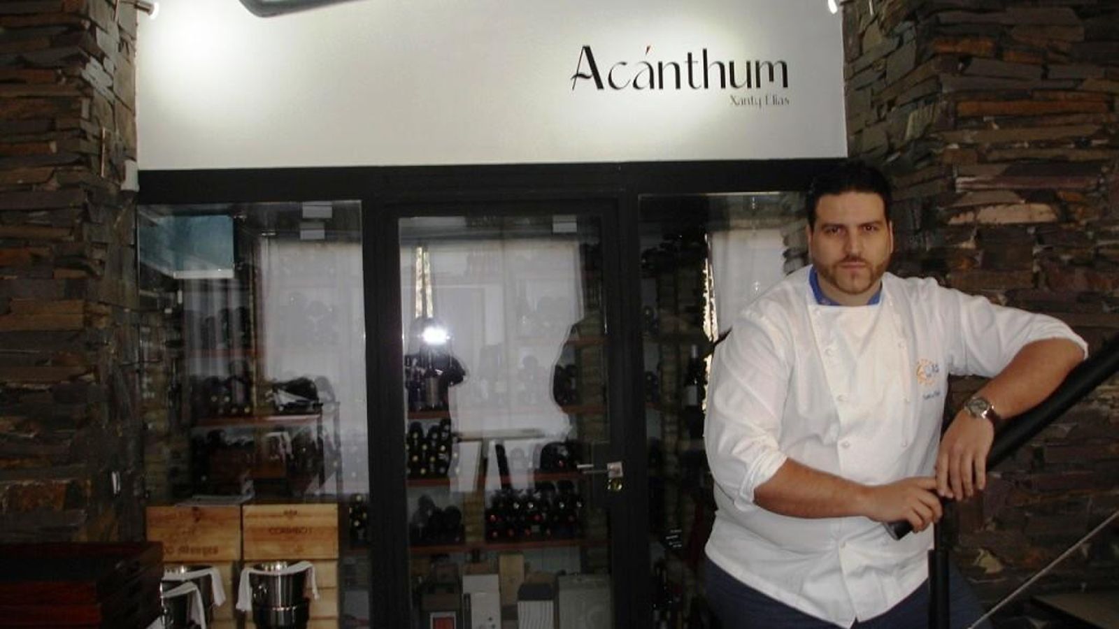 Xanty Elías, en la puerta de su restaurante en Huelva.