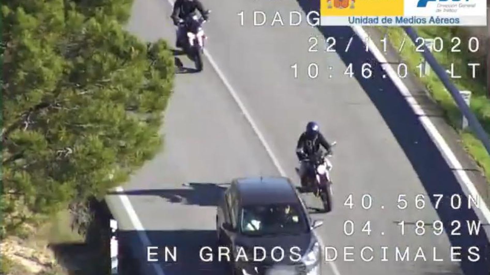 Dos motoristas realizan maniobras de adelantamiento indebidas