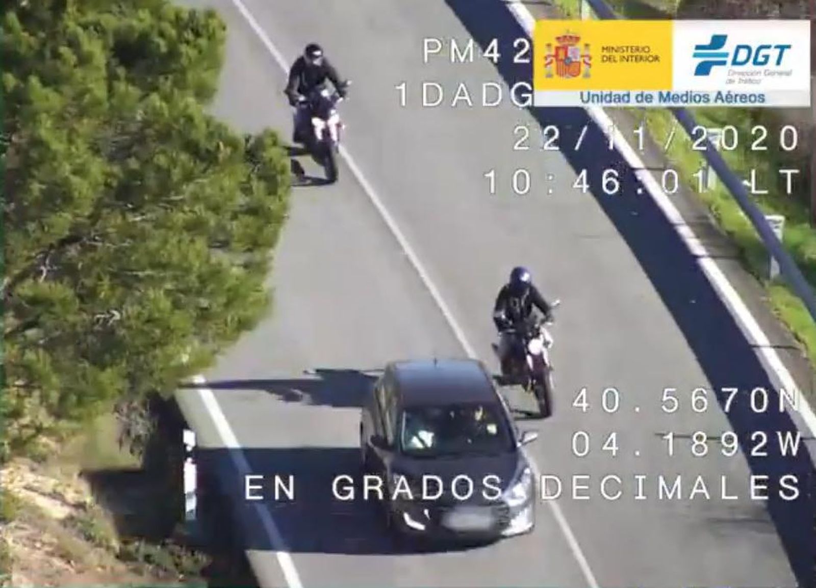 Dos motoristas realizan maniobras de adelantamiento indebidas