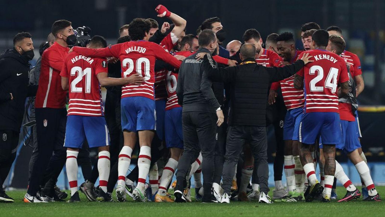 La plantilla rojiblanca celebró su clasificación para la Europa League en el césped.