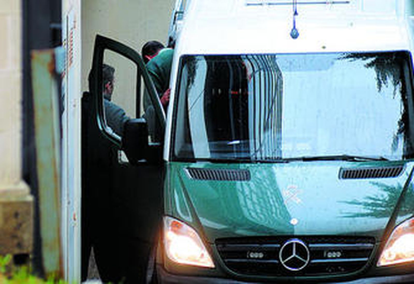 El menor imputado en el apuñalamiento y en el parricidio, conducido al Juzgado de Menores.