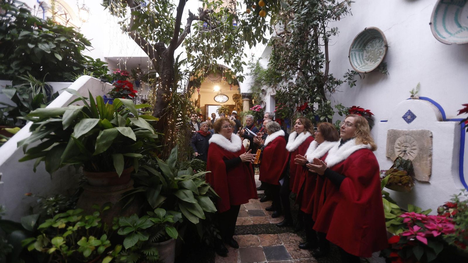 Integrantes de un coro durante su actuación en un patio.