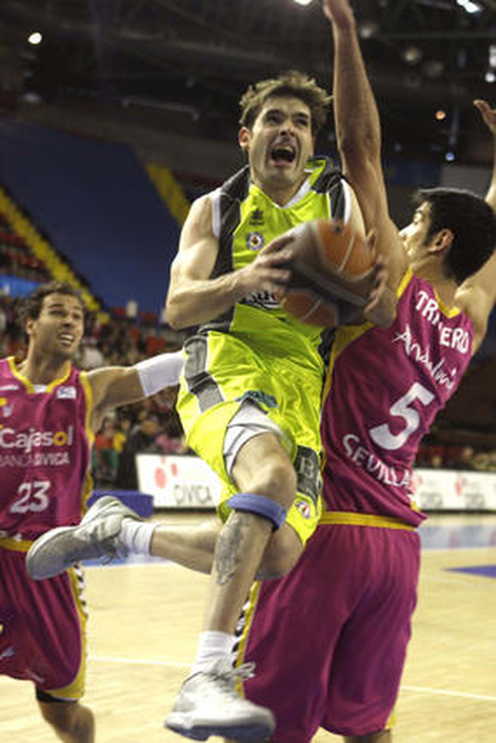 Así transcurrió la victoria del Cajasol sobre el Blancos de Rueda Valladolid.

Foto: EFE