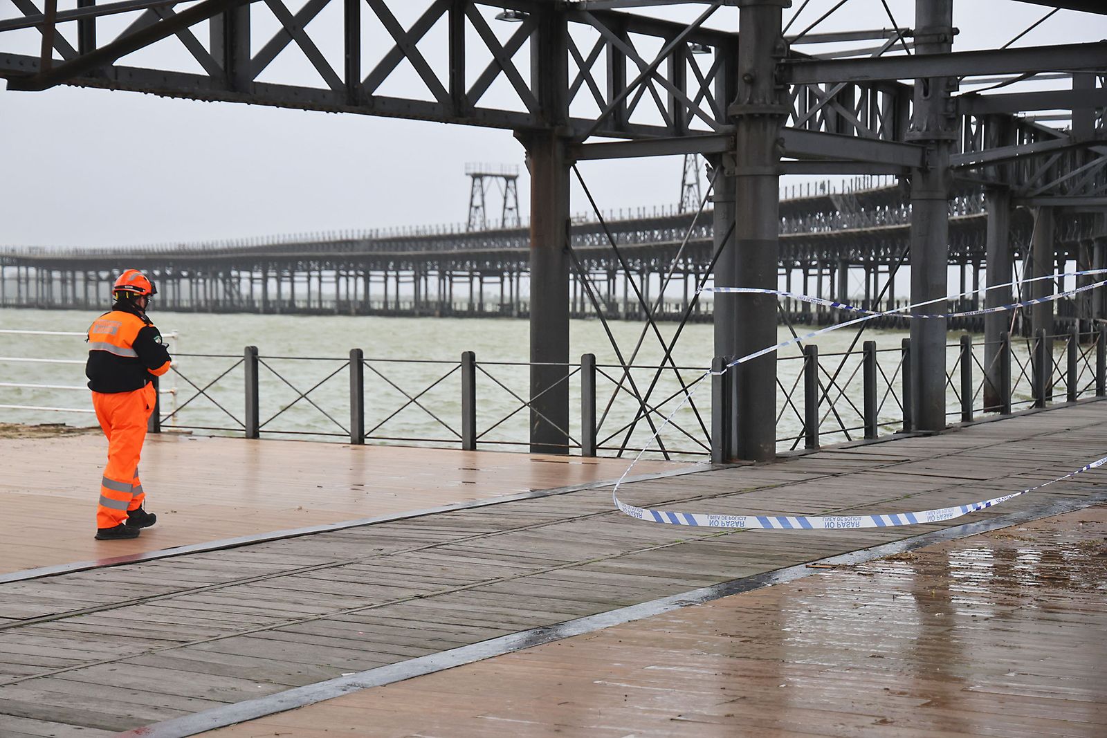 Muelle de carga de la Riotinto con marea alta en la borrasca Leonardo (32)