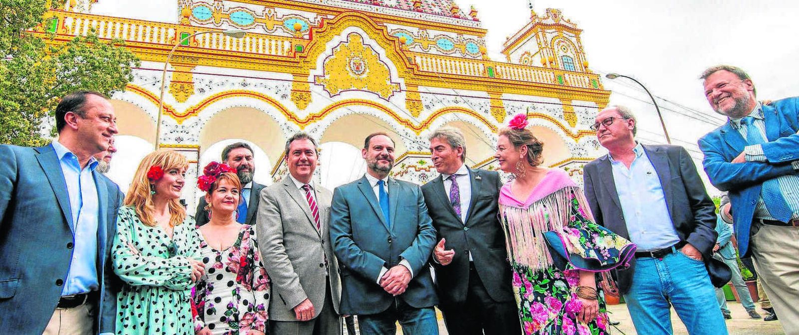 El ministro de Fomento en funciones, José Luis Ábalos, junto al alcalde, Juan Espadas, y el diputado del PSOE Alfonso Rodríguez Gómez de Celis, entre otros.
