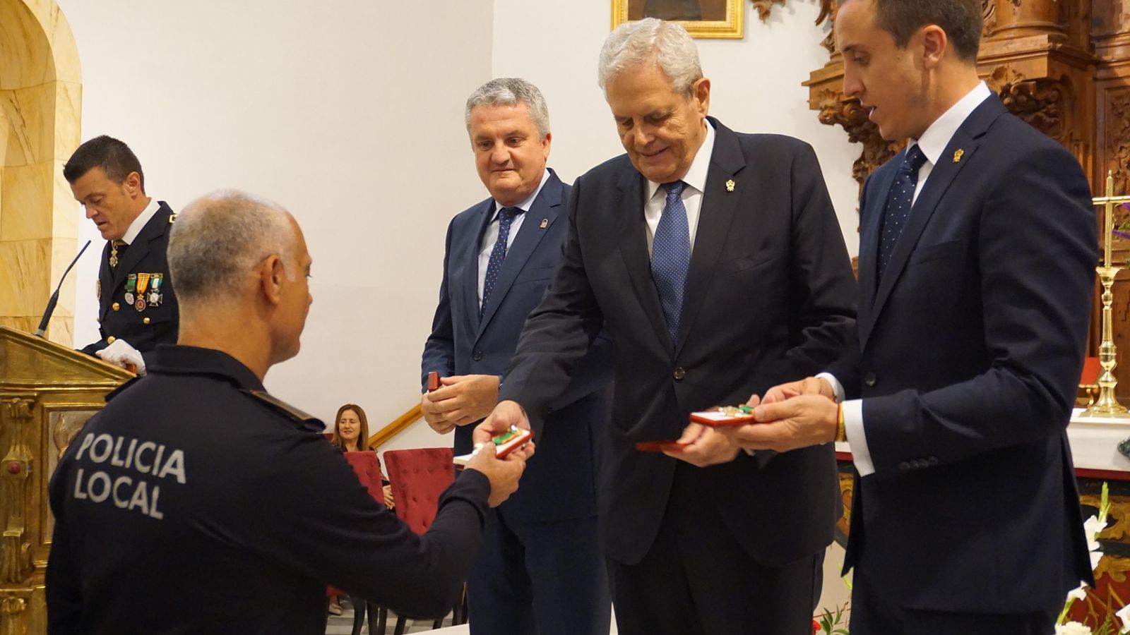 Unas emotivas palabras que concluían con vítores para los agentes de la Policía Local de Vera.