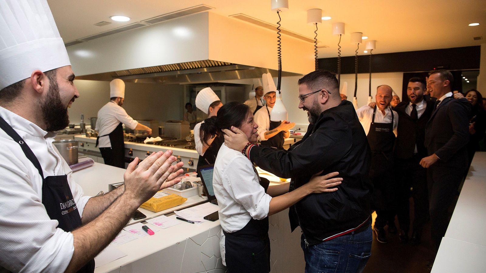El equipo de Dani García se felicita de la tercera estrella Michelin.