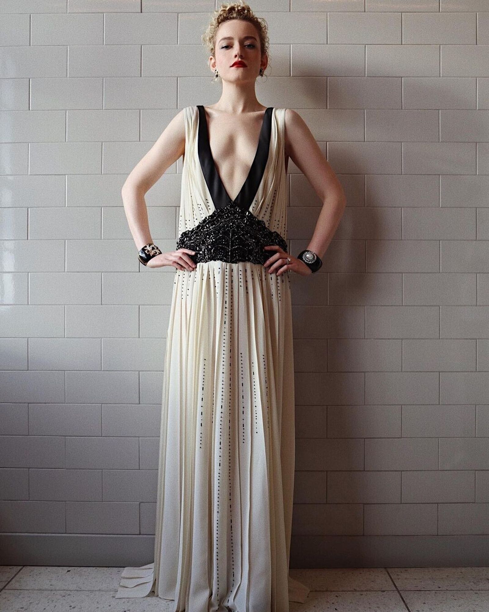 Julia Garner, estilo años 20.