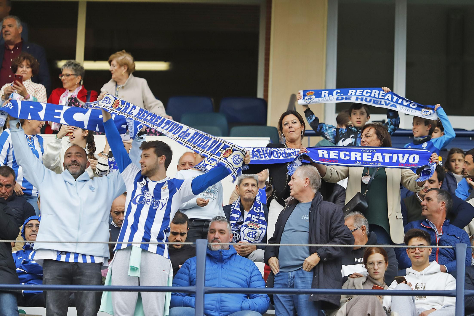 Imágenes del ambiente en el Recreativo de Huelva - San Fernando