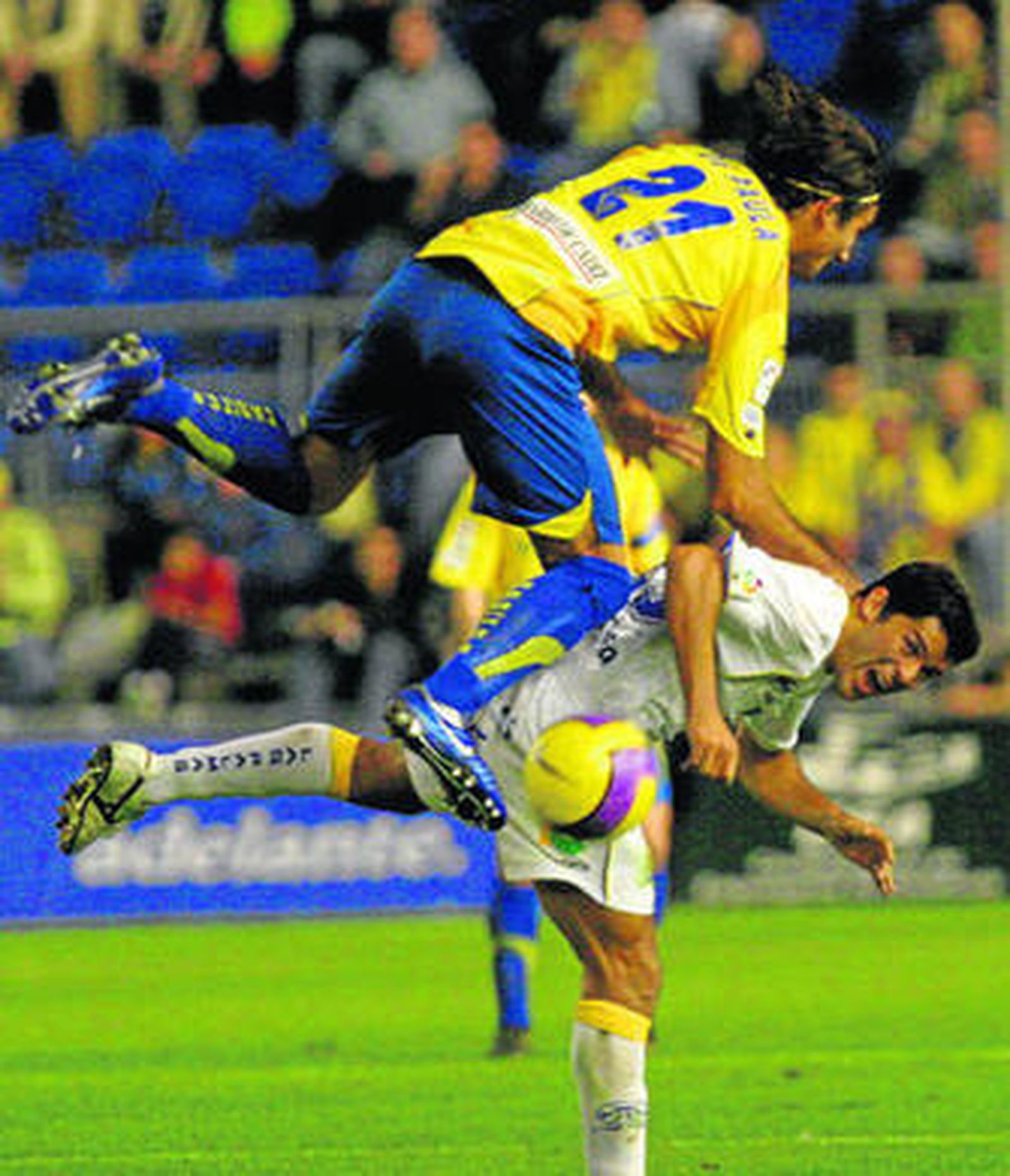 De Paula, momentos antes de pegarse un costalazo en el Cádiz-Las Palmas de la temporada 2006/2007.