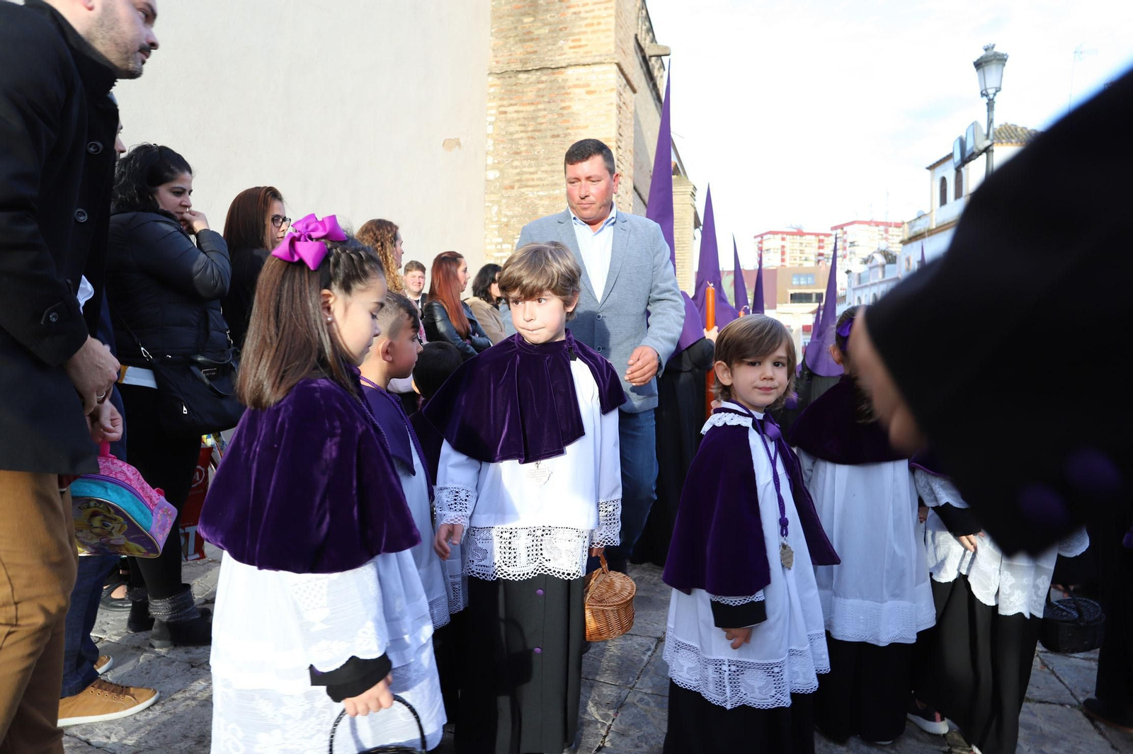 Imágenes de la procesión del Descendimiento por las  calles de Huelva