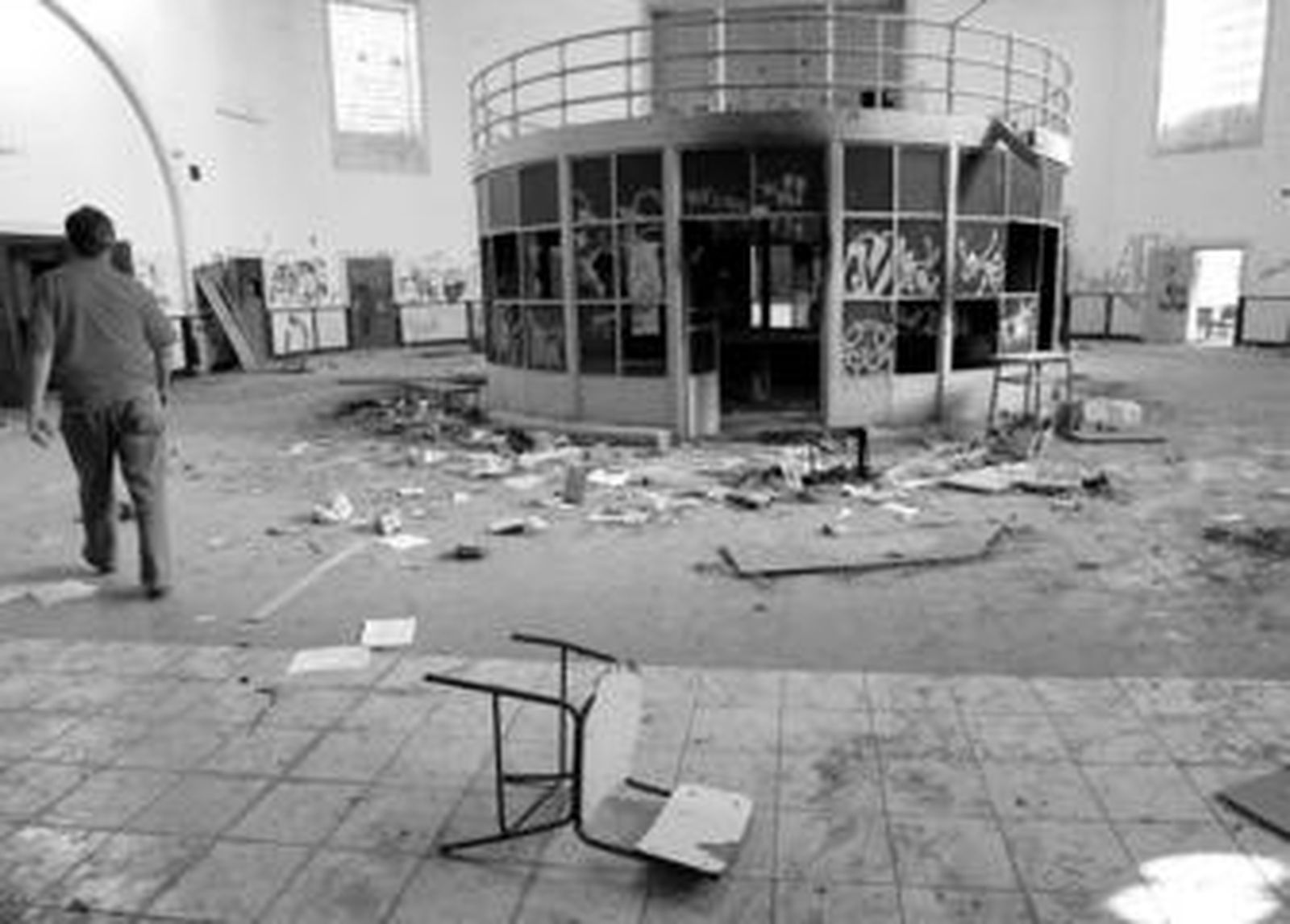 Aspecto que presentaba ayer por la tarde el módulo central de la cárcel de Jerez, un centro penitenciario en ruinas que se ha convertido en un riesgo ciudadano.