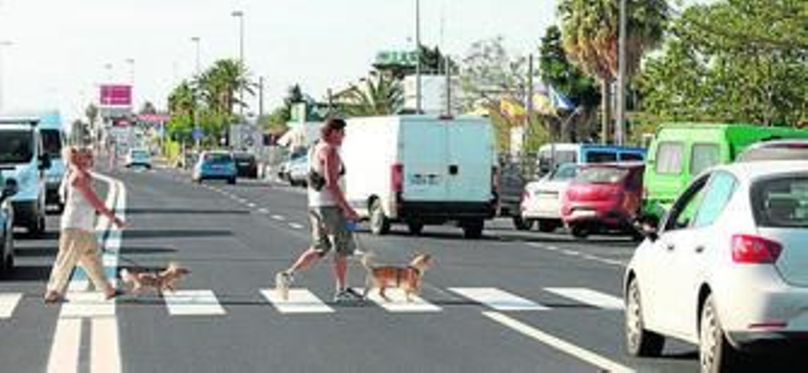 A la nueva travesía se han incorporado diversos pasos de peatones y una zona de estacionamiento en batería.