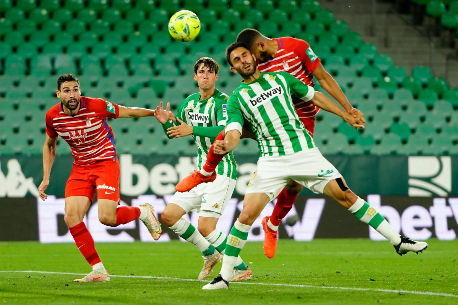 Pugna aérea entre Víctor Ruiz y Luis Suárez