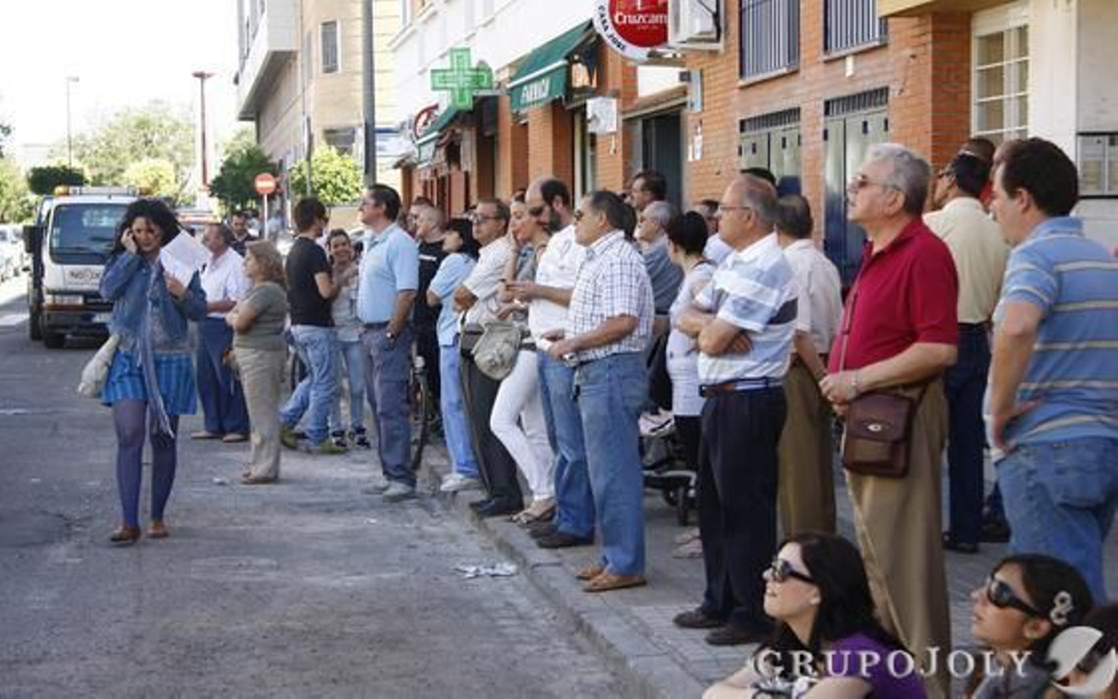 Vecinos desalojados esperan una solución en la calle.

Foto: Belén Vargas