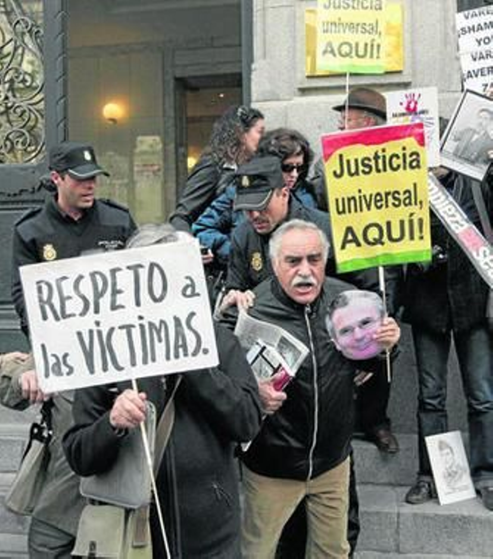 Familiares de víctimas del franquismo se concentraron ayer ante las puertas del CGPJ.