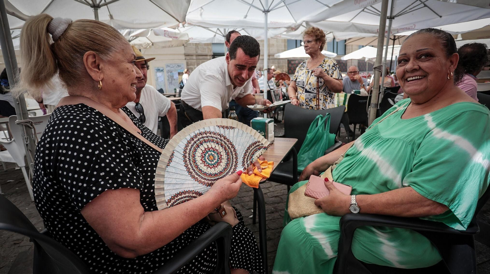 Dos mujeres se refescan en un establecimiento hostelero cerca de la plaza de abastos de Jerez Dos mujeres se refescan en un establecimiento hostelero cerca de la plaza de abastos de Jerez