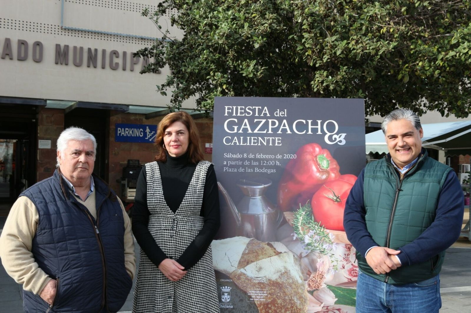 La concejala Pepa Vela con los representantes de la Hermandad del Rocío, José Moreno y José Butrón.
